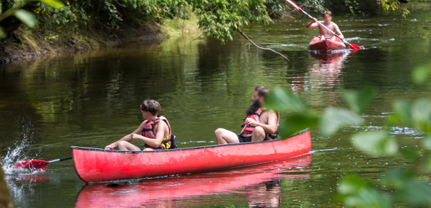 Rotes Kanu in der Dordogne