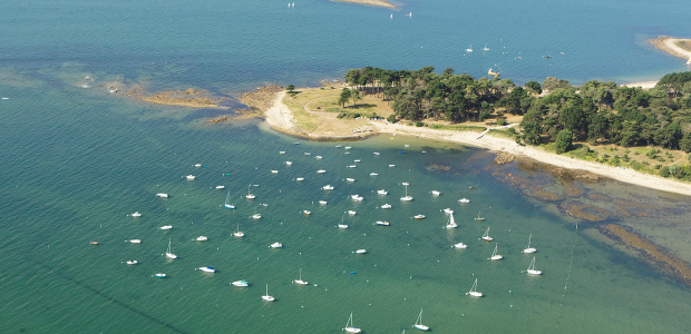 LUFTAUFNAHME BUCHT VON BENODET IN DER BRETAGNE