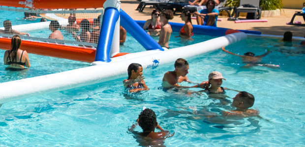 KINDERCLUB IN EINEM SCHWIMMBAD