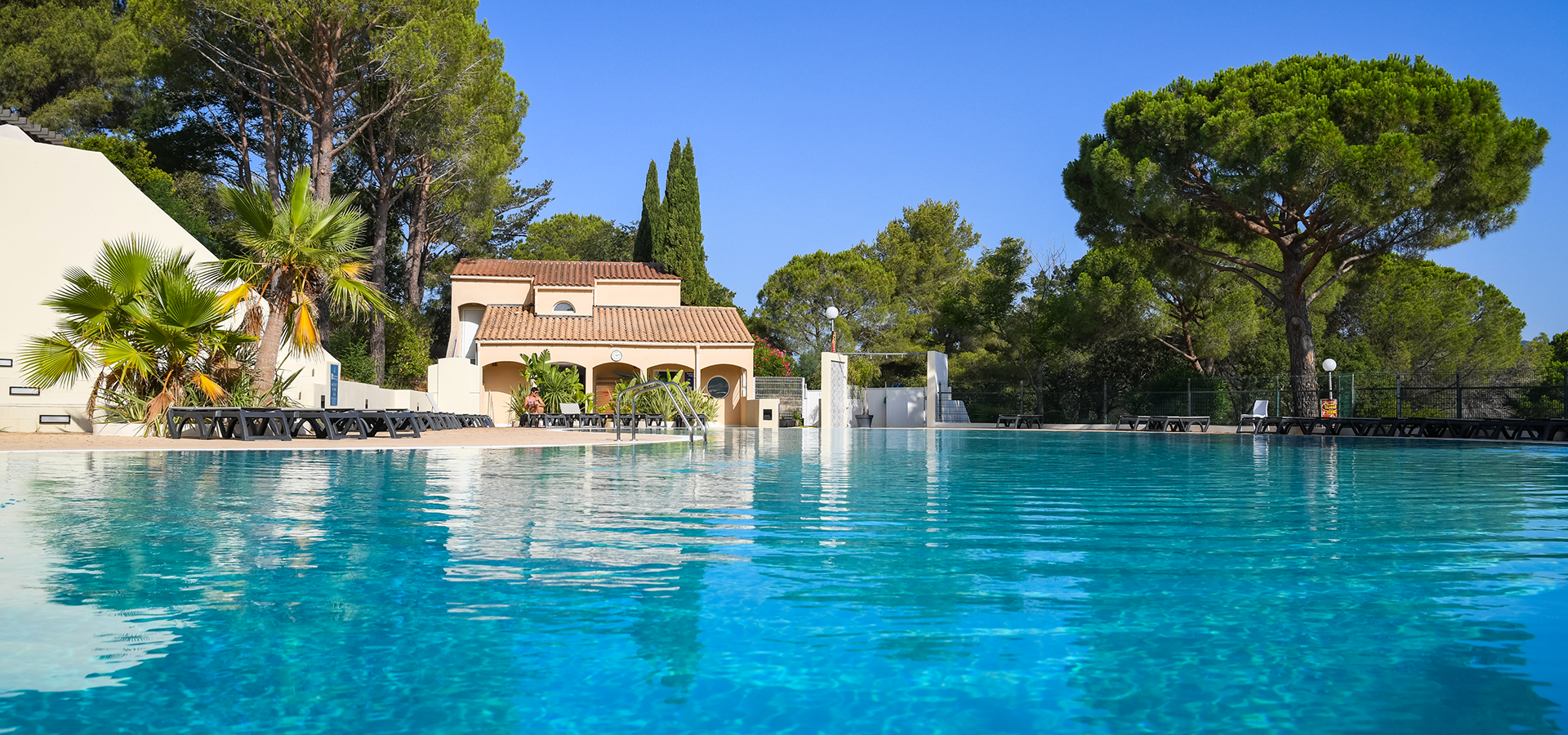 CAMPINGPLATZ MIT POOL