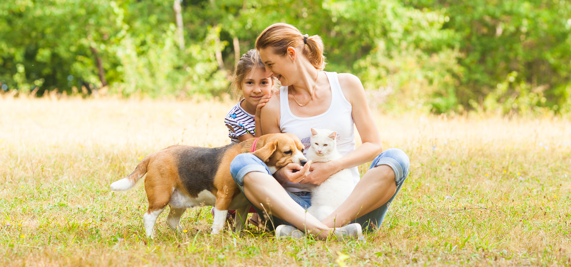 Familie mit Hund und Katze
