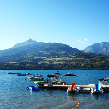 Lac de Serre-Ponçon in den Hautes-Alpes