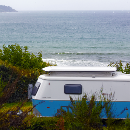 Wohnwagen mit Blick auf den Ozean