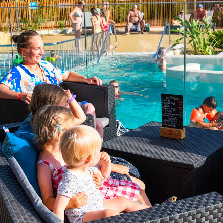 Familie Terrasse und Pool